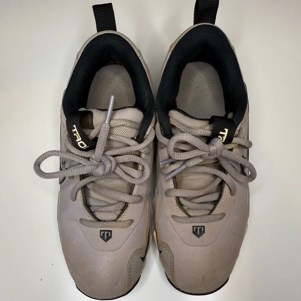 Nike Gray Athletic Cleats with Black Accents and Minimalist Design Size 1Y GUC